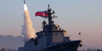 KAPAL pemusnah Choe Hyon melakukan ujian pelancaran peluru berpandu di lokasi yang tidak didedahkan di Korea Utara.-AFP