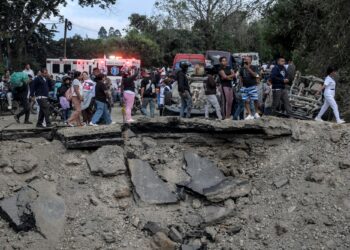 ORANG ramai berhimpun di lokasi letupan selepas serangan bom di El Tunel, jalan Popayan-Cali di Cajibio di wilayah Cauca, Colombia.- AFP