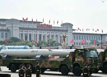 PELURU berpandu balistik pelancar kapal selam nuklear generasi pertama JL-1 dipamerkan semasa perarakan tentera di Dataran Tiananmen, Beijing.- AFP