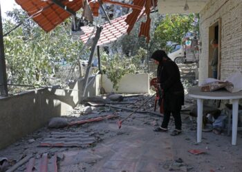 SEORANG wanita membersihkan sisa runtuhan dari rumahnya yang rosak akibat serangan Israel yang menyasarkan kampung Al-Bazouriyah di selatan Lubnan.- AFP