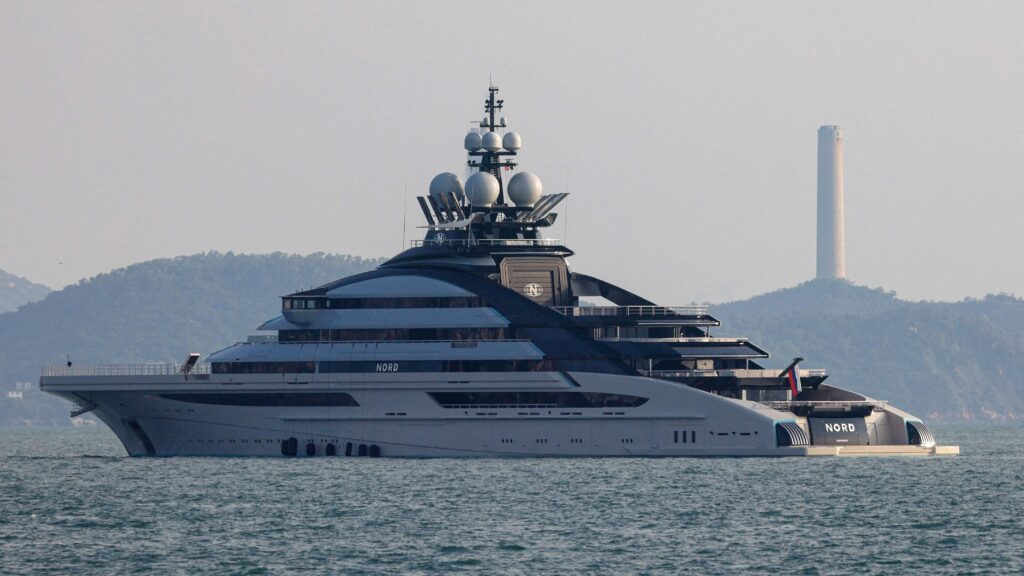 Kapal mewah jutawan Russia lepas sekatan Selat Hormuz