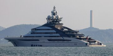 KAPAL mewah Nord dilengkapi dengan kolam renang, kapal selam dan pad pendaratan helikopter.- AGENSI