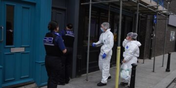 PASUKAN penyiasat memeriksa bangunan yang menjadi lokasi penemuan rangka seorang bayi lelaki pada Julai 2024.- AGENSI