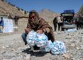 SEORANG lelaki membawa pek bantuan biskut yang diedarkan Program Makanan Sedunia PBB (WFP) kepada keluarga pelarian di daerah Laja Mangal, wilayah Paktia, Afghanistan. - AF