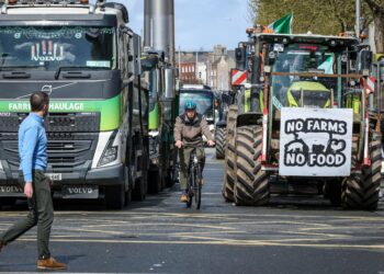 PROTES menentang kenaikan harga petrol dan diesel diadakan di Dublin, Khamis lalu. - AFP