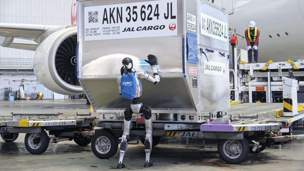 Japan Airlines guna robot angkat bagasi