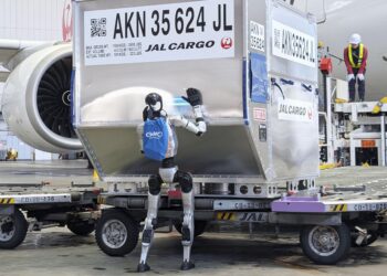 JAPAN Airlines menggunakan robot buatan China untuk memuat dan memunggah kontena kargo sebagai permulaan.- AGENSI