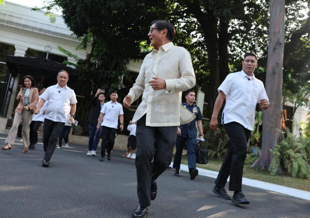 Presiden Filipina joging depan media tepis dakwaan sakit