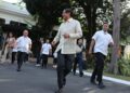 PRESIDEN Marcos berjoging ke Istana Malacanang selepas taklimat akhbar pada petang Isnin, untuk membuktikan keadaan kesihatannya.- AGENSI