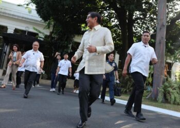 PRESIDEN Marcos berjoging ke Istana Malacanang selepas taklimat akhbar pada petang Isnin, untuk membuktikan keadaan kesihatannya.- AGENSI