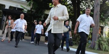 PRESIDEN Marcos berjoging ke Istana Malacanang selepas taklimat akhbar pada petang Isnin, untuk membuktikan keadaan kesihatannya.- AGENSI
