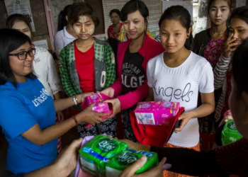 SUKARELAWAN PBB ​​mengedarkan tuala wanita dan pakaian dalam kepada penduduk yang berlindung di kem Tar Ga Ya di Myanmar.-AGENSI