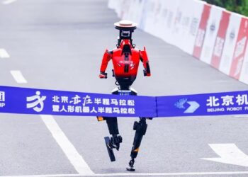 LIGHTNING menamatkan larian sejauh 21 km dalam masa 50 minit 26 saat, lebih pantas berbanding rekod 57 minit 20 saat yang dicatat pelari Uganda, Jacob Kiplimo.- AGENSI