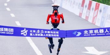 LIGHTNING menamatkan larian sejauh 21 km dalam masa 50 minit 26 saat, lebih pantas berbanding rekod 57 minit 20 saat yang dicatat pelari Uganda, Jacob Kiplimo.- AGENSI