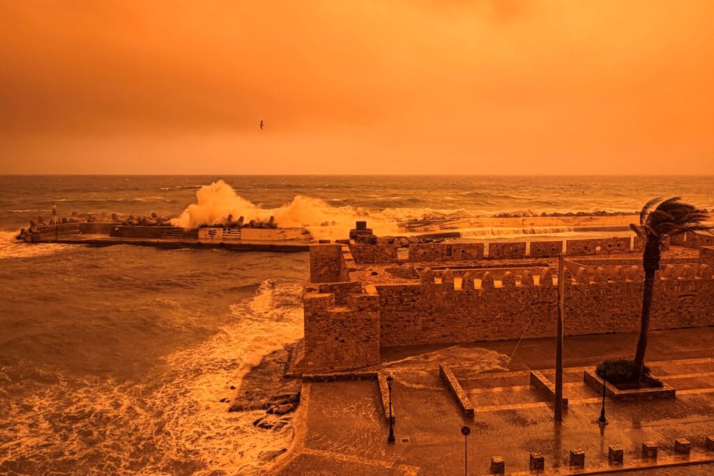 Pulau diselubungi debu jingga