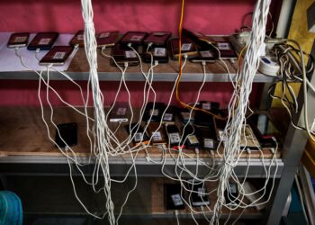 GAMBAR fail beberapa telefon bimbit dicaj di sebuah kedai di Bangladesh. - AFP