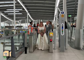 PETERS dan Dordregter berkahwin di sebuah stesen kereta api yang paling sibuk. - AFP