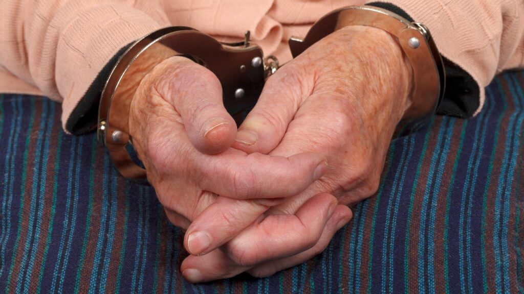 Nenek dipenjara bantu ‘cuci’ wang dadah