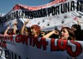 PELAJAR melaungkan slogan semasa protes membantah pemotongan bajet pendidikan oleh kerajaan pimpinan Jose Antonio Kast di Santiago, Chile.- AFP
