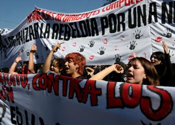 PELAJAR melaungkan slogan semasa protes membantah pemotongan bajet pendidikan oleh kerajaan pimpinan Jose Antonio Kast di Santiago, Chile.- AFP
