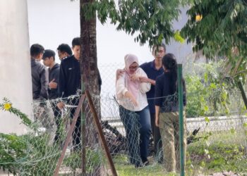 NURUL Hidayah Othman tidak dapat menahan sebak ketika ke lokasi penemuan anak bongsunya yang lemas di kolam takungan di PPR Taman Nagasari, Kepala Batas di Kubang Pasu.