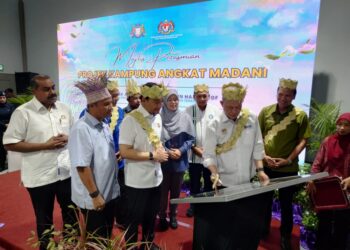 FADILLAH Yusof (dua kanan) menyempurnakan gimik sempena Majlis Perasmian Projek Kampung Angkat MADANI di Kampung Orang Asli Berasau, Kluang.