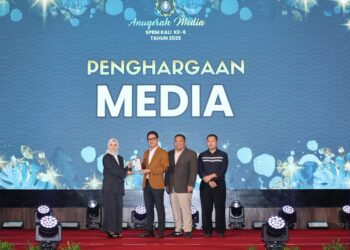 MASZUREEN Hamdan sewaktu menerima plak penghargaan media oleh Ketua Pesuruhjaya Suruhanjaya Pencegahan Rasuah Malaysia (SPRM), Tan Sri Azam Baki pada Majlis Malam Anugerah Media SPRM yang berlangsung di Berjaya Times Square Hotel, hari ini.