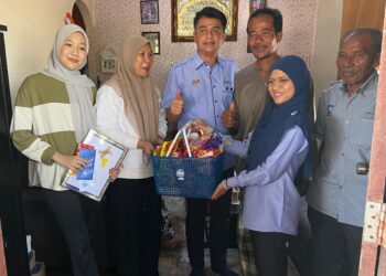 MUHAMMAD Faiz Fadzil (tiga dari kiri) menyantuni pelajr cemerlang dalam peperiksaan SPM 2025 di kediamannya di Kuala Sanglang, Arau, Perlis, hari ini. -UTUSAN/ASYRAF MUHAMMAD