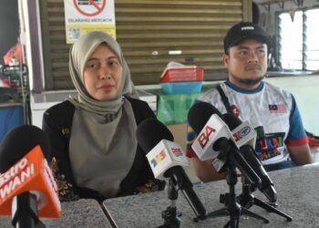 MOHAMAD Yuzri Yaacob (kanan) dan Siti Munirah Ghozali (kiri) ketika ditemui selepas tampil menyalurkan maklumat di IPD Arau, Perlis, hari ini. -UTUSAN/ASYRAF MUHAMMAD