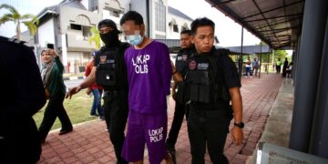 ANGGOTA polis membawa seorang lelaki bagi mendapatkan perintah reman berkaitan kes pukul isteri sehingga mendatangkan kecederaan parah di Mahkamah Majistret Sungai Petani, hari ini. - UTUSAN/ SHAHIR NOORDIN