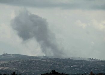 ASAP menjulang akibat serangan Israel di al-Taybeh, Lubnan semalam. - AFP
