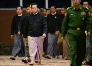 AUNG Hlaing (tengah) dipilih ahli-ahli Parlimen menjadi presiden Myanmar. - AFP