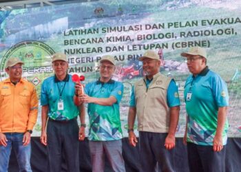 MOHAMAD Abdul Hamid (tengah) bersama Zulkifli Long (dua dari kiri) ketika melakukan gimik perasmian pada Program Latihan Simulasi Bencana CBRNE Bahan Berbahaya (Hazmat) Peringkat Negeri Pulau Pinang 2026 di Seberang Jaya, Pulau Pinang. - UTUSAN/DANIAL SAAD