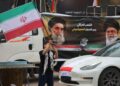 SEORANG budak lelaki mengibarkan bendera Iran di sebelah sepanduk memaparkan foto bekas pemimpin tertinggi Iran, Ayatollah Ali Khamenei dan Ayatollah Ali Sistani (kiri) semasa perhimpunan pro-Iran di Baghdad.- AFP
