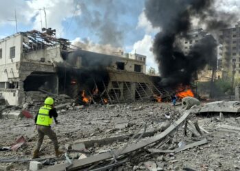 PASUKAN penyelamat bergegas ke lokasi serangan udara Israel yang menyasarkan Pusat Keselamatan Negara Lubnan, di bandar Nabatieh, di selatan negara kelmarin.- AFP