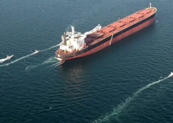 GAMBAR fail menunjukkan beberapa bot mengiringi kapal tangki ketika latihan ketenteraan oleh Pengawal Revolusi Iran (IRGC) di Selat Hormuz.- AFP