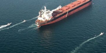 GAMBAR fail menunjukkan beberapa bot mengiringi kapal tangki ketika latihan ketenteraan oleh Pengawal Revolusi Iran (IRGC) di Selat Hormuz.- AFP