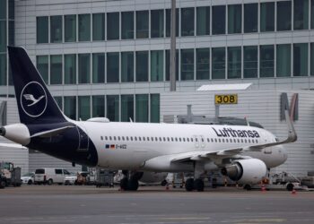 RATUSAN penerbangan dibatal akibat lonjakan kos bahan api akibat perang Iran. - AFP