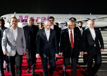 ISHAQ (dua dari kanan) )menyambut rakan sejawatannya dari Iran, Araghchi (tiga dari kanan) setibanya beliau di Islamabad kelmarin. - AFP