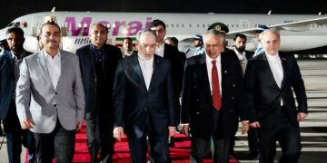 ISHAQ (dua dari kanan) )menyambut rakan sejawatannya dari Iran, Araghchi (tiga dari kanan) setibanya beliau di Islamabad kelmarin. - AFP