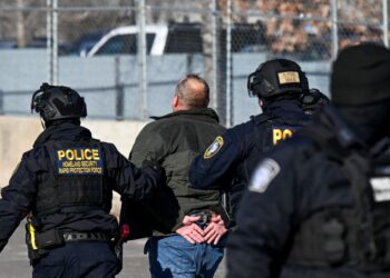 PEGAWAI polis Jabatan Keselamatan Dalam Negeri (DHS) menahan seorang lelaki di luar Bangunan Persekutuan Bishop Henry Whipple di Minneapolis, Minnesota.- AFP