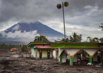 GAMBAR fail menunjukkan abu gunung berapi menutupi tanah selepas aliran piroklastik akibat letusan Gunung Semeru di kampung Supiturang Lumajang, Jawa Timur.- AFP