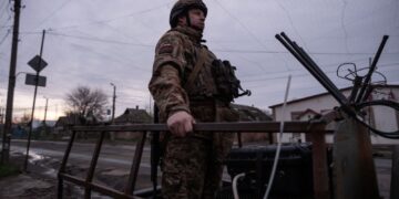 SEORANG anggota tentera Ukraine berdiri di bawah jaring anti dron di sebuah kampung di pinggir Druzhkivka, wilayah Donetsk.- AFP