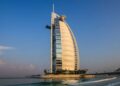 HOTEL Burj Al Arab yang berbentuk kapal layar ditutup selama 18 bulan. - AFP