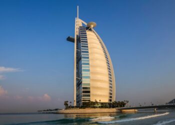 HOTEL Burj Al Arab yang berbentuk kapal layar ditutup selama 18 bulan. - AFP