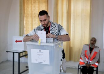 SEORANG lelaki mengundi di Jenin, Tebing Barat semalam. - AFP