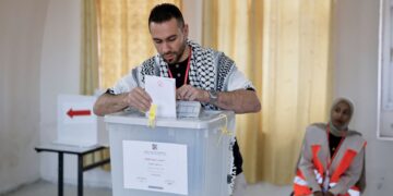 SEORANG lelaki mengundi di Jenin, Tebing Barat semalam. - AFP