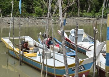 SEORANG nelayan berlesen tidak terkesan dengan ketidaktentuan harga diesel kerana membeli bahan bakar itu pada harga subsidi RM1.65 seliter ditetapkan kerajaan di Kuala Perlis semalam.-UTUSAN/ASYRAF MUHAMMAD