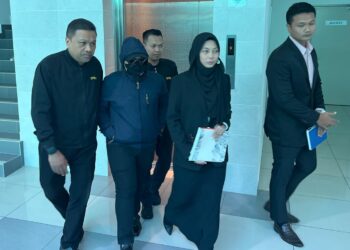 TERTUDUH (dua dari kiri) dibawa keluar dari Komplek Mahkamah Kangar, Perlis, selepas menghadapi tiga pertuduhan mengemukakan dokumen tuntutan palsu berkaitan bayaran memeluk Islam antara tahun 2022 hingga 2024. -UTUSAN/ASYRAF MUHAMMAD