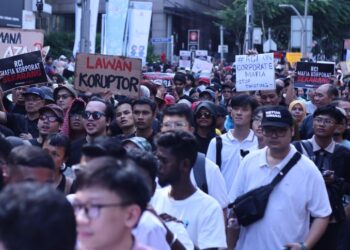 ANGGOTA polis dikerah untuk mengawal keadaan semasa bagi langkah keselamatan semasa demonstrasi himpunan #TangkapAzamBaki diadakan dan pemprotes berarak dari pusat beli belah Sogo Kuala Lumpur menuju ke Dataran Merdeka, Kuala Lumpur, hari ini. - UTUSAN/AMIR KHALID